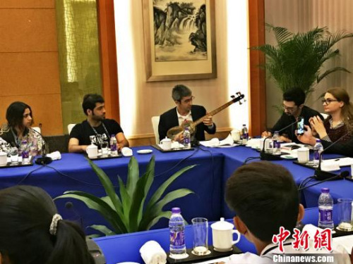 阿塞拜疆小伙子Fazil現(xiàn)場彈唱民族樂器塔爾琴?！⒅?攝