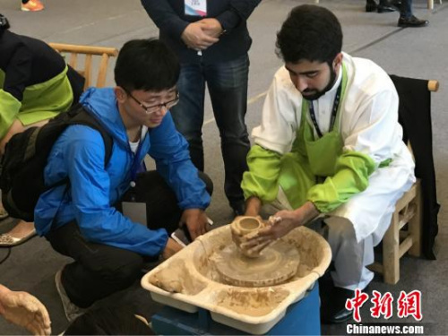 青年代表學(xué)習(xí)銅官窯瓷器制作?！⒅?攝