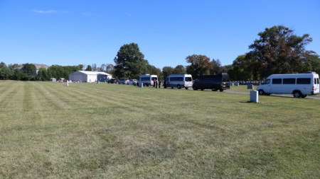 同鄉(xiāng)會派公共汽車，帶鄉(xiāng)親拜山。(美國《世界日報》)