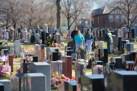 春日陽光好，墓場鮮花人影不斷。(美國《世界日報》/陸怡雯 攝)