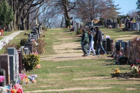 春日陽光好，墓場鮮花人影不斷。(美國《世界日報》/陸怡雯 攝)