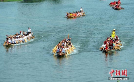 中國(guó)傳統(tǒng)節(jié)日端午節(jié)，鄱陽(yáng)湖流域端午賽龍舟之風(fēng)自古興盛，數(shù)百年來(lái)已在各地形成獨(dú)特的民俗文化。(<a target='_blank' >中新社</a>記者 劉占昆 攝)