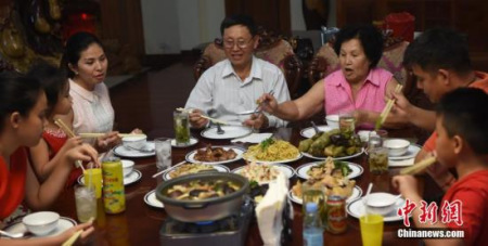 農(nóng)歷大年三十中午，柬埔寨王國華裔陳作義勛爵一家祖孫三代吃“年夜飯”。(<a target='_blank' >中新社</a>記者 黃耀輝 攝)