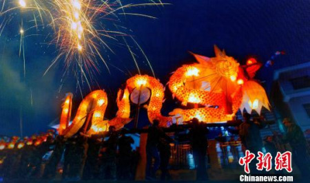 江西省德興市新崗山鎮(zhèn)新建村村民舞動(dòng)全長300多米、由500多個(gè)花燈組成的板凳龍燈。(<a target='_blank' >中新社</a>記者 舒?zhèn)?攝)