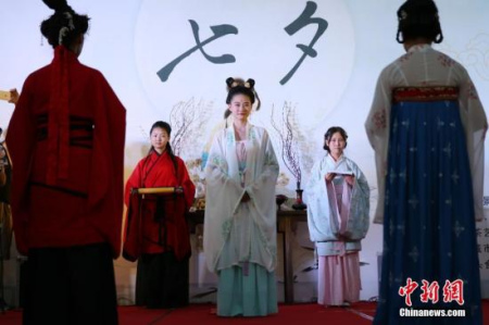 西安百余名漢服愛(ài)好者齊聚漢城湖畔，身著漢服向織女星乞求智巧，并以折紙、漢舞表演、茶藝展示等形式度過(guò)七夕。圖為“乞巧”祭拜。張遠(yuǎn) 攝