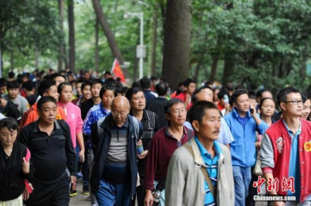 貴陽(yáng)市民重陽(yáng)節(jié)集體登上黔靈山望遠(yuǎn)。<a target='_blank' >中新社</a>記者 賀俊怡 攝