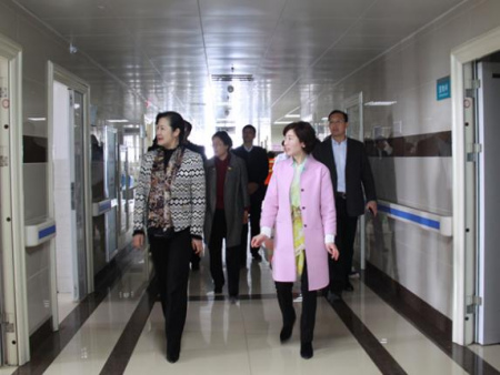 董錦燕在醫(yī)院考察醫(yī)務工作。