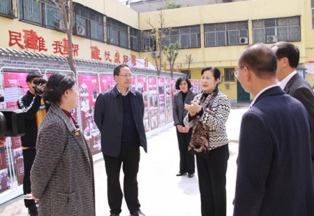 董錦燕參觀川匯區(qū)僑聯(lián)“情暖僑心、情系僑胞”工作圖片展。