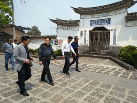 考察團(tuán)走進(jìn)騰越鎮(zhèn)下綺羅社區(qū)圖書館。