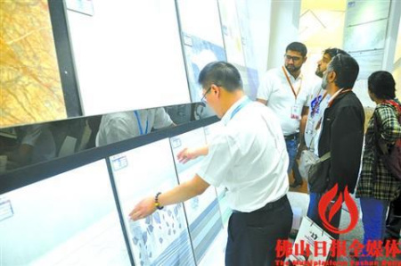 外國買家在選購瓷磚。/企業(yè)供圖