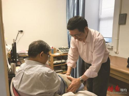 在診所里給病人治療。（美國《僑報》/李竑 攝）