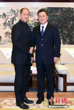 4月18日，國務(wù)院僑務(wù)辦公室副主任李剛在北京會(huì)見毛里求斯社會(huì)融合與經(jīng)濟(jì)增長(zhǎng)部部長(zhǎng)王純?nèi)f一行。<a target='_blank' >中新社</a>記者 張勤 攝