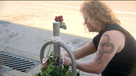 目擊民眾席格爾在車禍發(fā)生后，于事發(fā)現(xiàn)場(chǎng)為死亡女學(xué)生綁上白緞帶表悼念。(美國(guó)《世界日?qǐng)?bào)》)