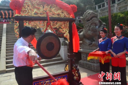 圖為莆田市原人大主任林國(guó)良先生為廟會(huì)啟動(dòng)儀式開(kāi)鑼?！×秩喝A 攝