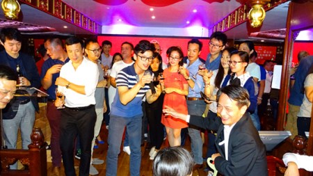 王瑞在一次青年協(xié)會(huì)與僑界活動(dòng)上，邀請(qǐng)池萬升名譽(yù)主席講話。(法國(guó)《歐洲時(shí)報(bào)》/孔帆 攝)