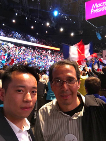 林飛位與競(jìng)選團(tuán)隊(duì)的同事在集會(huì)現(xiàn)場(chǎng)。（法國(guó)《歐洲時(shí)報(bào)》/孔帆 攝）