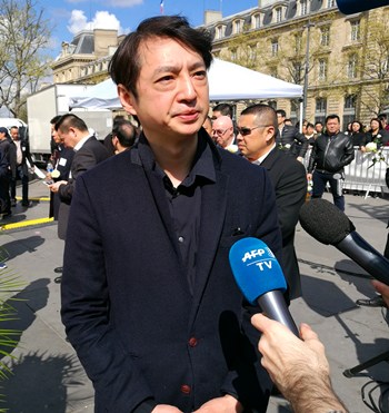 鄭立接受法新社采訪，談華人維權(quán)。(法國(guó)《歐洲時(shí)報(bào)》/孔帆 攝)