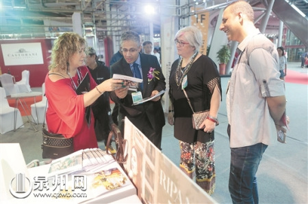 國(guó)際客商選購(gòu)商品(陳小陽 攝)