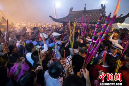 18日晚，媽祖信眾每人手持香火，將祖廟香爐圍得里外三層，等待零點(diǎn)時(shí)分的到來(lái)?！±钅宪?攝