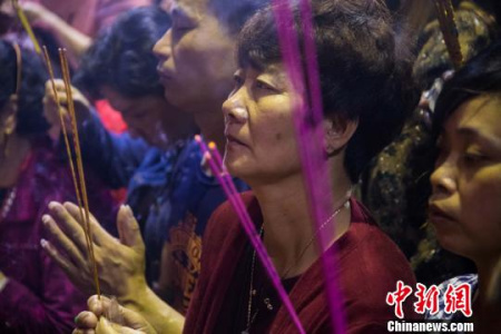 18日晚，媽祖信眾們虔誠(chéng)膜拜、懇切許愿，臉上寫滿期待?！±钅宪?攝