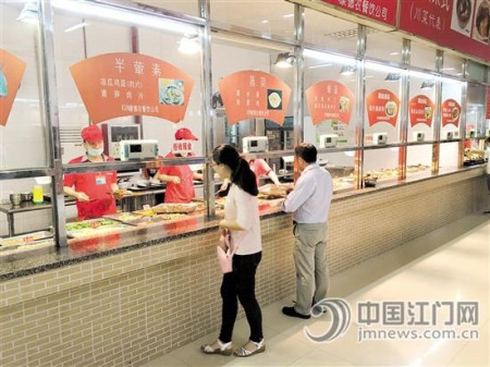 一些市民體驗(yàn)邑大食堂。肖開(kāi)剛/攝