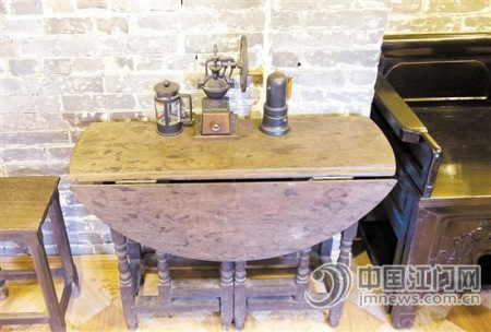 讓人懷舊的飯桌。