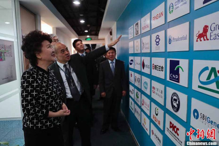 圖為裘援平赴兩家僑資企業(yè)進(jìn)行實(shí)地調(diào)研考察。<a target='_blank' >中新社</a>記者 張亨偉 攝