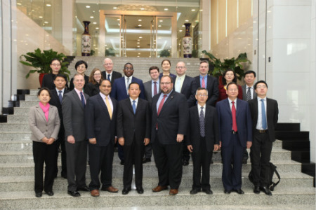 山西省人大副主任張茂才與代表團(tuán)合影。