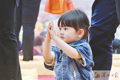 現(xiàn)場(chǎng)可愛的小女孩情不自禁拜媽祖。