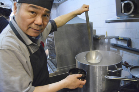 用來熬湯的大鐵鍋里，放入豬骨頭、雞腿、鴨腿等各種實實在在的大肉，不添加調(diào)味料，用兩天的時間熬出純白的骨頭湯。(美國《世界日報》/俞姝含 攝)