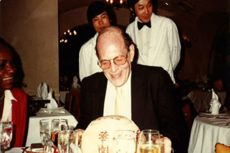 “華園”在70年代就吸引眾多外族裔顧客。(美國《世界日報》/俞姝含 攝