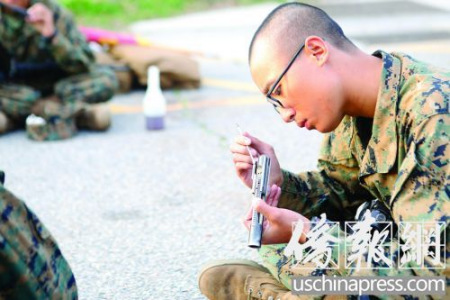 在訓(xùn)練中清理自己的槍支。（美國《僑報(bào)》/陳沉 攝）