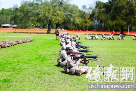 在訓(xùn)練中的亞裔士兵。（美國《僑報(bào)》/陳沉 攝）