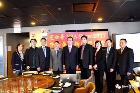 洪磊總領(lǐng)事、余鵬副總領(lǐng)事等總領(lǐng)館領(lǐng)事與美國(guó)中餐聯(lián)盟成員合照