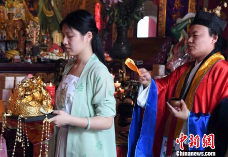 福州三坊七巷郎官巷天后宮舉行法會(huì)為媽祖軟身神像供奉鎏金鳳冠?！∮浾邉⒖筛?攝