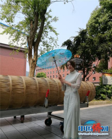 來自俄羅斯的安蓮娜為安化黑茶拍攝宣傳片，向俄羅斯推介安化黑茶。陳美淇 攝