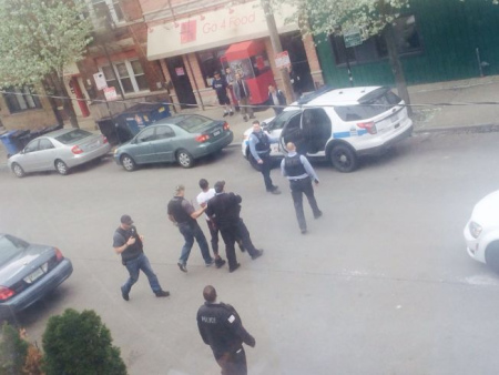 芝加哥華埠附近的高速公路日前發(fā)生槍案，導(dǎo)致1死1傷，其中一名嫌犯在華埠永活街附近被捕。（美國(guó)《世界日?qǐng)?bào)》）