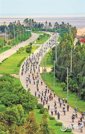 圖為2016海上絲綢之路環(huán)泉州灣國際公路自行車賽現(xiàn)場。
