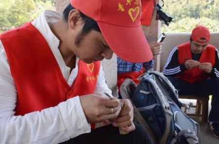 篆刻愛好者現(xiàn)場創(chuàng)作。