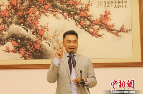 圖為印尼前副外長(zhǎng)、印尼“外交政策協(xié)會(huì)”創(chuàng)始人Dino出席招待會(huì)并致辭?！×钟纻?攝