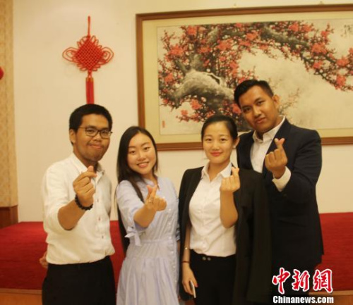 圖為兩國(guó)青年學(xué)生熱絡(luò)交流。　林永傳 攝