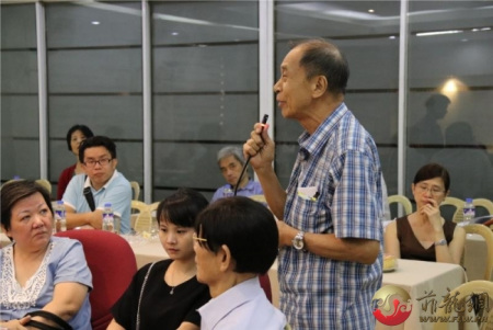 中藥店老板發(fā)言。(菲龍網(wǎng)記者攝)