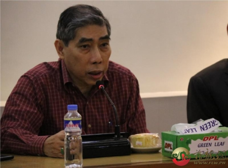 華助中心主任莊前進(jìn)發(fā)言。(菲龍網(wǎng)記者攝)