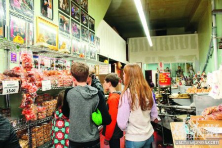 多種樣式的幸運(yùn)餅吸引了不同年齡的食客。