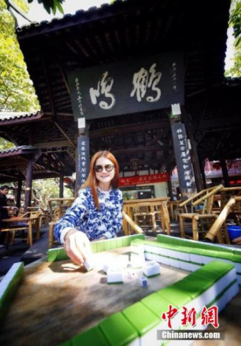 《哈利·波特》系列電影中“哈利·波特”女友“金妮·韋斯萊”一角扮演者邦妮·懷特體驗(yàn)地道成都生活，掏耳朵、打麻將、喝功夫茶等給她留下深刻印象。呂強(qiáng) 攝