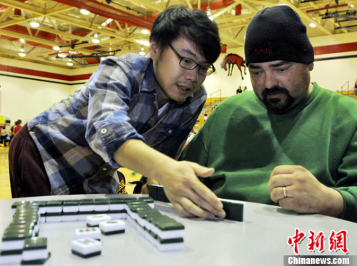 北京時(shí)間3月20日，美國(guó)東部時(shí)間3月19日，普渡大學(xué)孔子學(xué)院與拉法葉學(xué)區(qū)共同舉辦中國(guó)文化交流活動(dòng)——“中國(guó)夜”。包餃子、筷子比賽、抖空竹、寫書法、起中文名、猜燈謎、手工剪紙等一系列具有中國(guó)特色的互動(dòng)項(xiàng)目，吸引了不少當(dāng)?shù)氐募议L(zhǎng)和孩子們。<a target='_blank' >中新社</a>發(fā) 孔祥嘉 攝