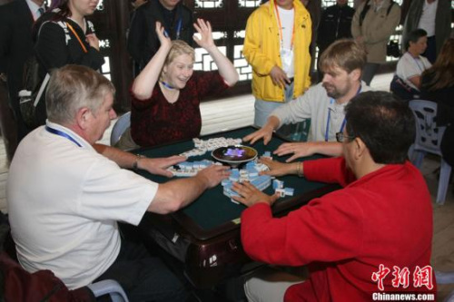 資料圖：2012年麻將文化交流大會(huì)暨第三屆世界麻將錦標(biāo)賽舉行賽前演示。陳超 攝