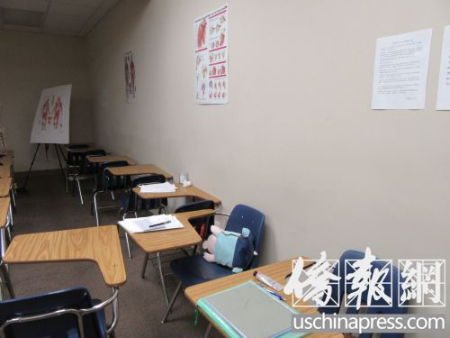 仁愛醫(yī)科大學(xué)按摩學(xué)院一間教室內(nèi)還擺放著學(xué)習(xí)筆記等資料。（僑報(bào)記者翁羽攝）