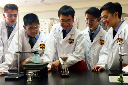 悉尼文法學(xué)校的亞裔學(xué)生們成功合成達(dá)拉匹林。（澳洲廣播公司圖片）