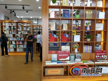 琳瑯滿目的圖書，讓讀者遨游知識(shí)的海洋中。通訊員 梁振瑋 攝